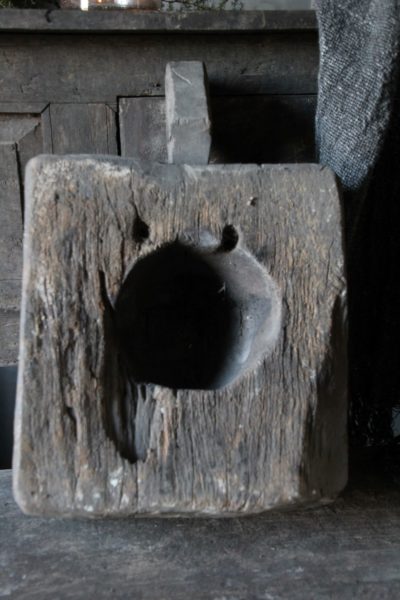 Oude houten vijzel met handvat - Afbeelding 2